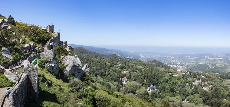 Las antiguas murallas del Castillo de los Moros a lo largo de la cresta de Sintra