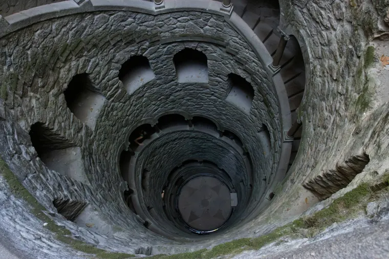 Der spiralförmige Initiation Well in der Quinta da Regaleira