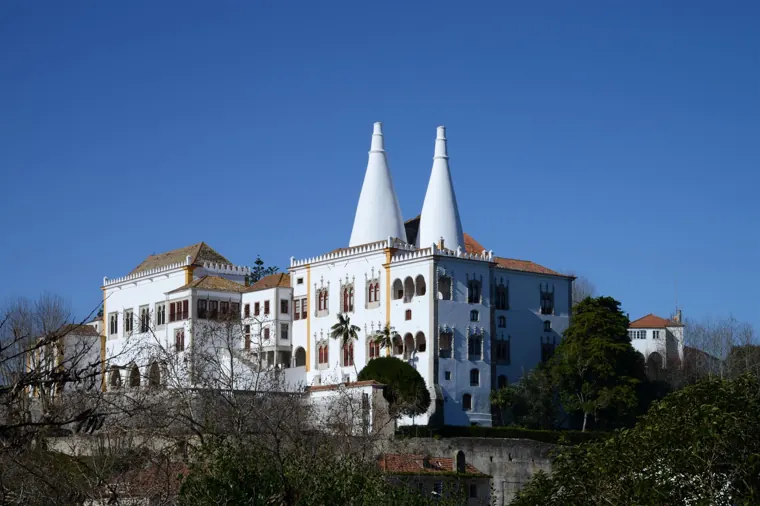 Die beiden weißen konischen Schornsteine des Nationalpalastes von Sintra.
